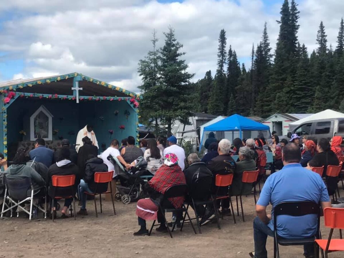 Père Ali Nnaemeka, célébration en plein air. Photo : Vanessa McKenzie Vollant