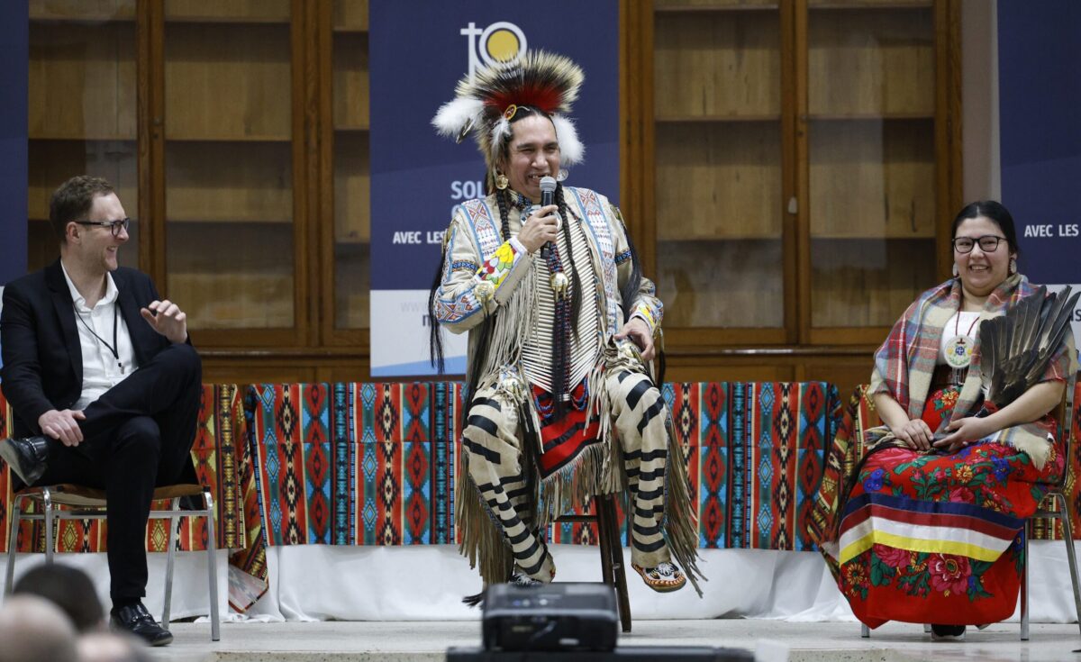 Mathieu Lavigne, directeur de Mission chez nous, Jeffrey Papatie, conférencier anicinabe, et sa conjointe, Mikis Ottawa, Atikamekw d'Opitciwan