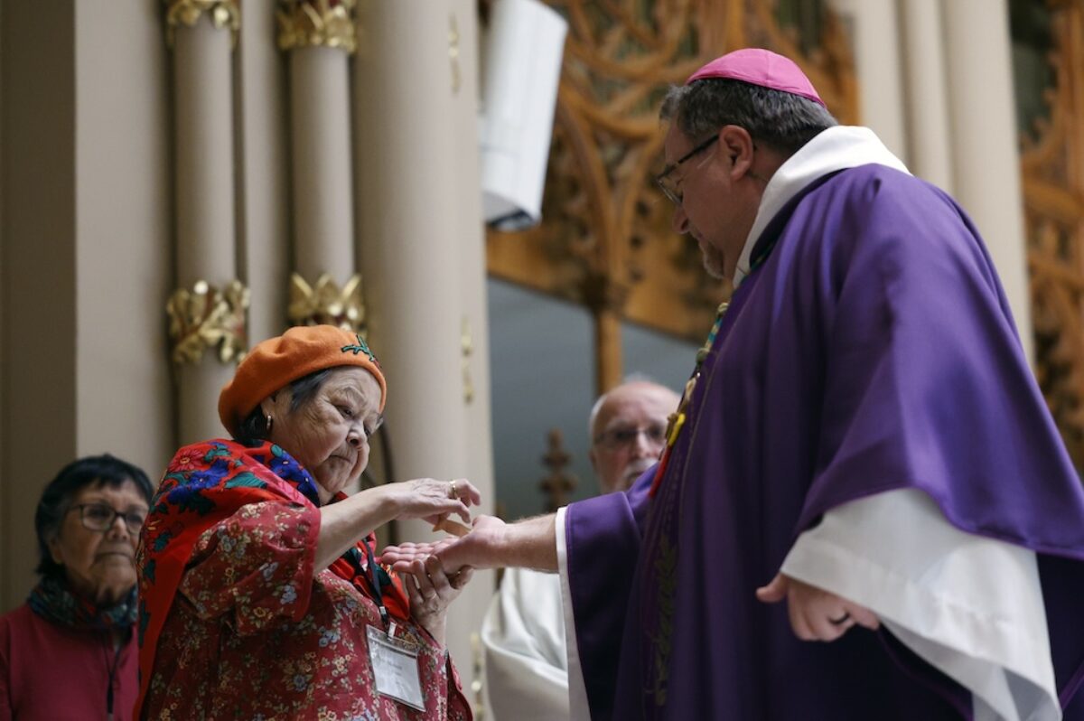 Monique Papatie, aînée anicinabe, accueille Mgr Martin Laliberté, évêque du diocèse de Trois-Rivières, lors de la célébration soulignant les 30 ans de Mission chez nous