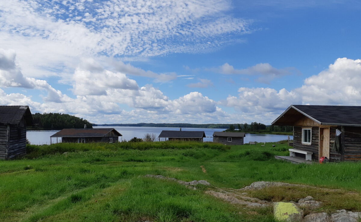 Petites maisons à Kitcisakik, en territoire anicinabe