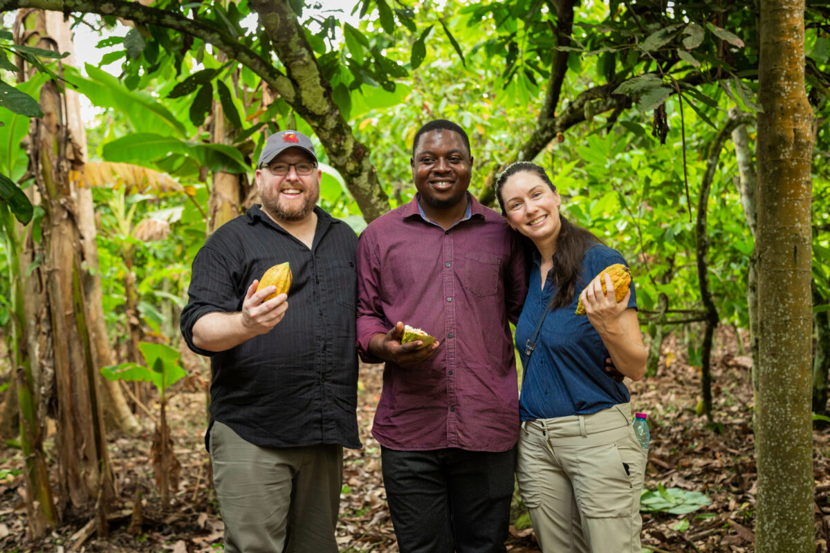 Des coopérants sur le terrain découvrent le processus de production du cacao