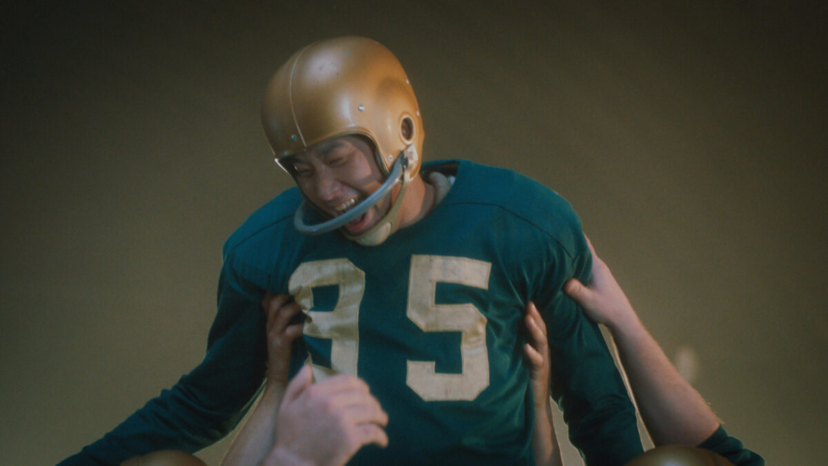 Un joueur de football soulevé par son équipe en guise de célébration.
